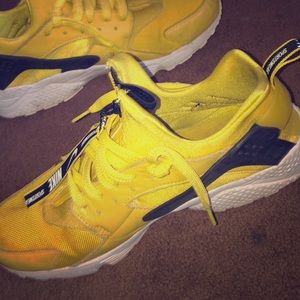 Black and yellow hurraches